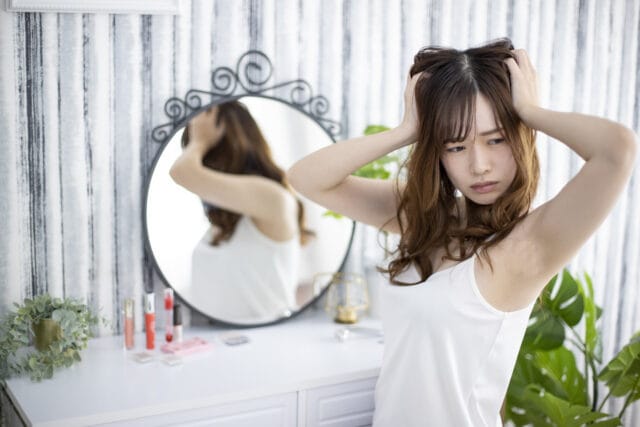 リバーサルミラーは本当の顔を映す？