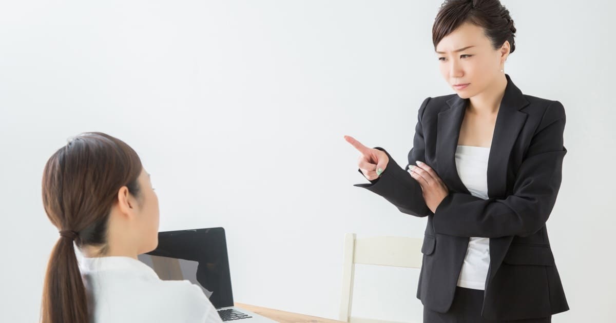 女性の上司に怒られる部下