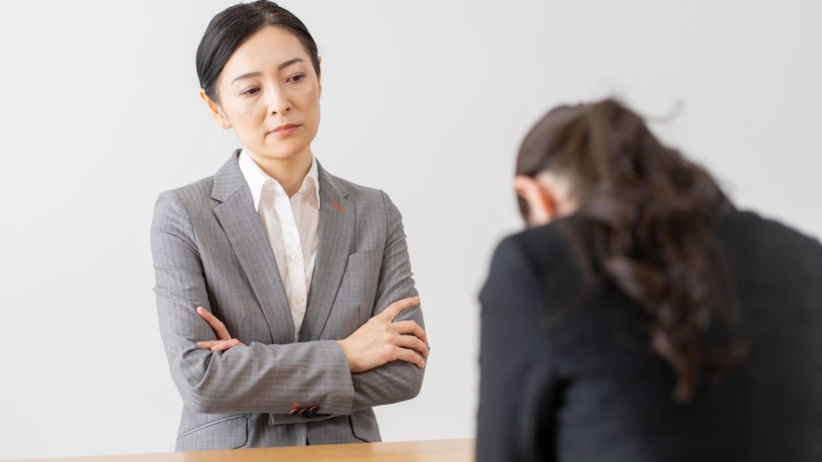 女性の上司に怒られる部下
