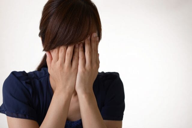 職場で泣く女がうざい！