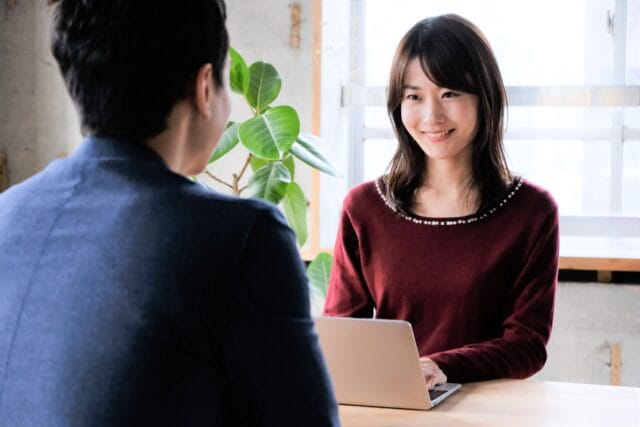 彼氏がいるかどうかの見分け方が職場でわかる方法！
