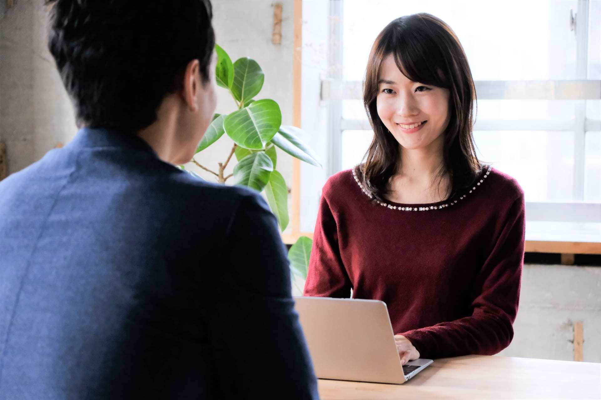 彼氏がいるかどうかの見分け方が職場でわかる方法！