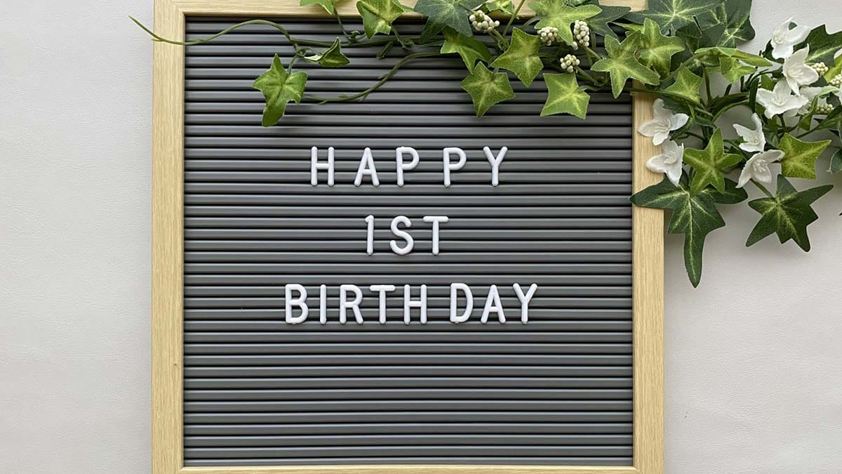 HAPPY BIRTHDAYと書かれた看板
