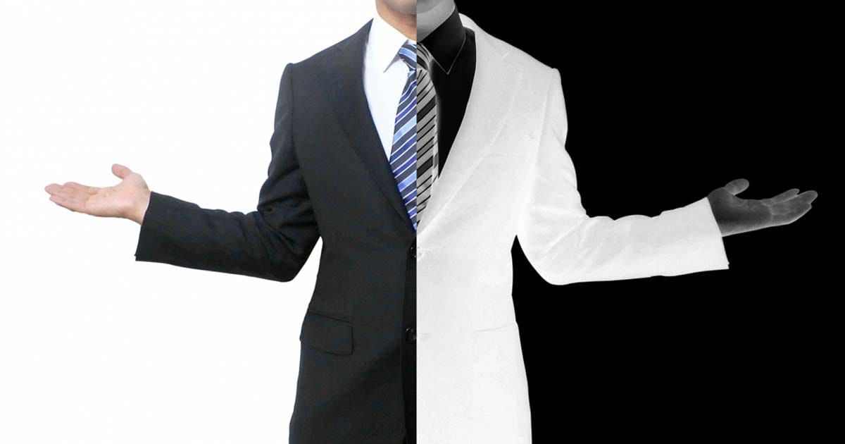 白黒のスーツを着た男性