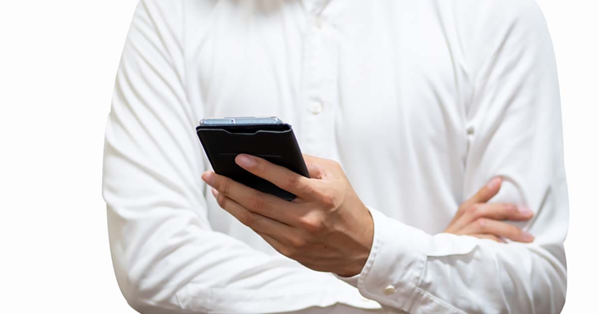 スマホを見る男性